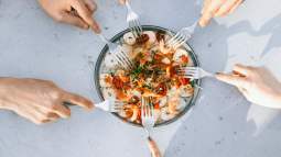 Cinco recetas de salpicón veraniego fresquitas, ligeras y sabrosas para comer o cenar en estos meses de calor