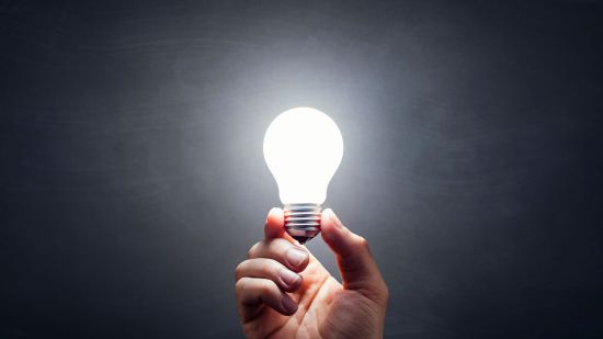 Una bombilla encendida