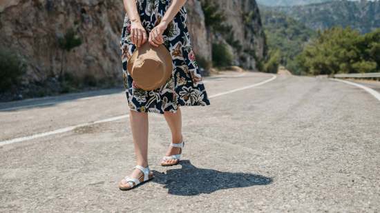 Las mujeres +50 prometen sucumbir a la tendencia de las sandalias cangrejeras en las rebajas con este modelo de Parfois tirado de precio