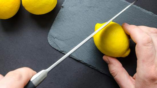 Una experta explica por qué es perjudicial usar tablas de cortar de plástico