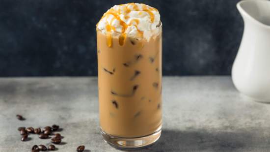 Versión del iced banana coffee con nata y caramelo