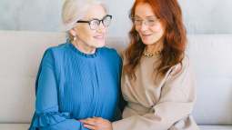 Rebajas de Sfera: seis vestidos sueltecitos por menos de 20 que prometen agotar las mujeres +50 porque son cómodos y bonitos