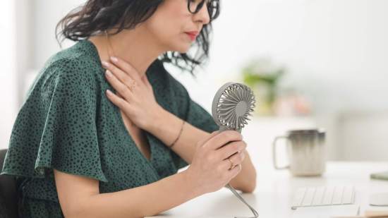 Mujer con sofocos por la menopausia