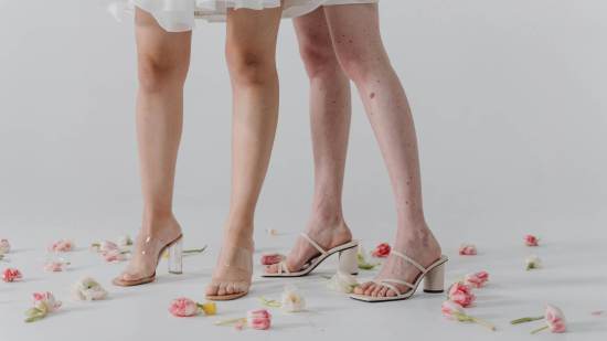 Las sandalias planas en tendencia o los zapatos de tacón sensato para eventos en los que merece la pena invertir en las rebajas de Mango