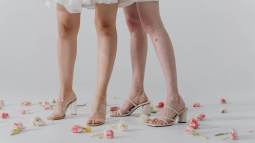 Las sandalias planas en tendencia o los zapatos de tacón sensato para eventos en los que merece la pena invertir en las rebajas de Mango