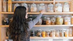 El truco económico y práctico de una experta en orden para no descolocar un armario cuando cogemos los objetos del fondo