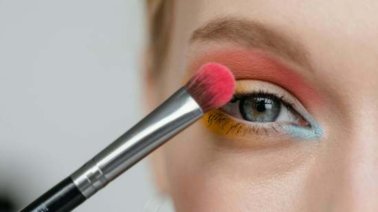 Este es el truco de una dermatóloga para limpiar las brochas de maquillaje sin que se deterioren