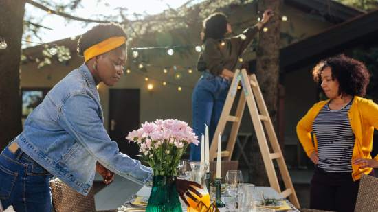 Una familia preparando el jardín para una fiesta