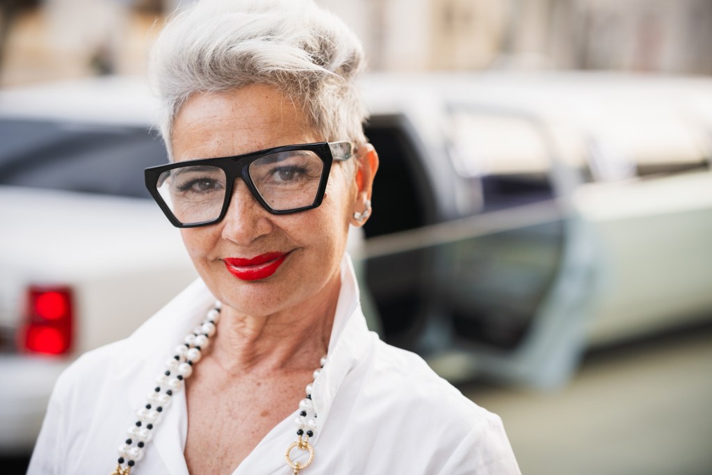 Cinco cortes de pelo fresquitos para mujeres de 50 y 60 años que recomiendan los peluqueros para verano