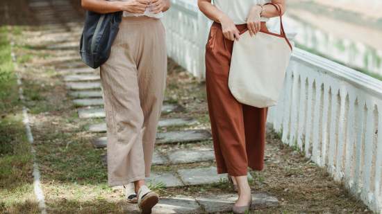 Carrefour rebaja los pantalones estampados y holgados que prometen agotar las mujeres de 50 y 60 años a poco más de 6 euros