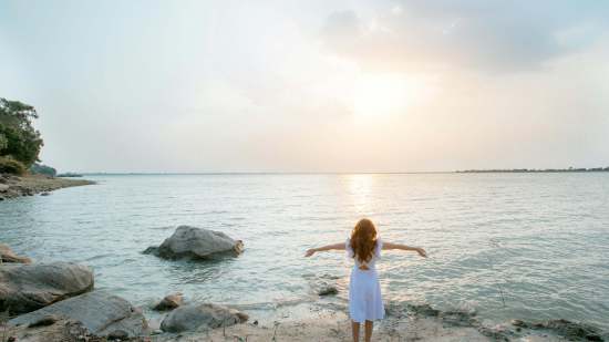 De Zara a Mango: los vestidos blancos baratos en los que merece la pena invertir en estas rebajas para llevar en la maleta de vacaciones