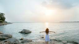 De Zara a Mango: los vestidos blancos baratos en los que merece la pena invertir en estas rebajas para llevar en la maleta de vacaciones