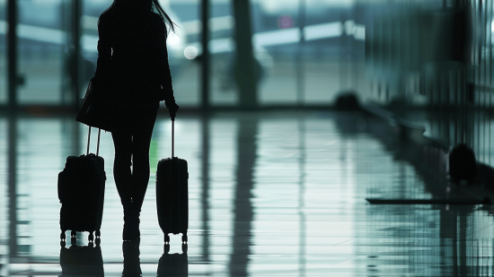 Una mujer se marcha de viaje