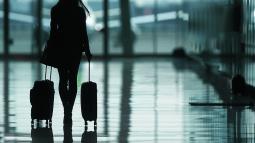 Una mujer se marcha de viaje