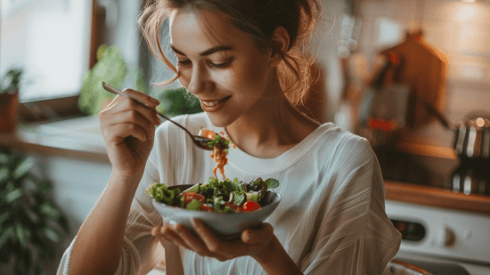 zinetmedia_Fotografa_de_una_mujer_comiendo_una_ensalada_en_un_f167faf9-4a8a-4bf2-9bd6-76d2f3c55615_1