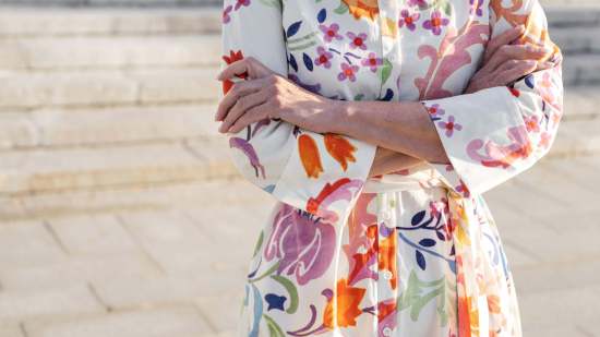 Los vestidos camiseros de las rebajas de Sfera, Zara o Massimo Dutti que amarán las mujeres de 50 y 60 años para llevar con sandalias en verano