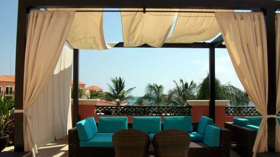 Estos son los trucos de la Marie Kondo española para limpiar los muebles la terraza y el jardín en verano