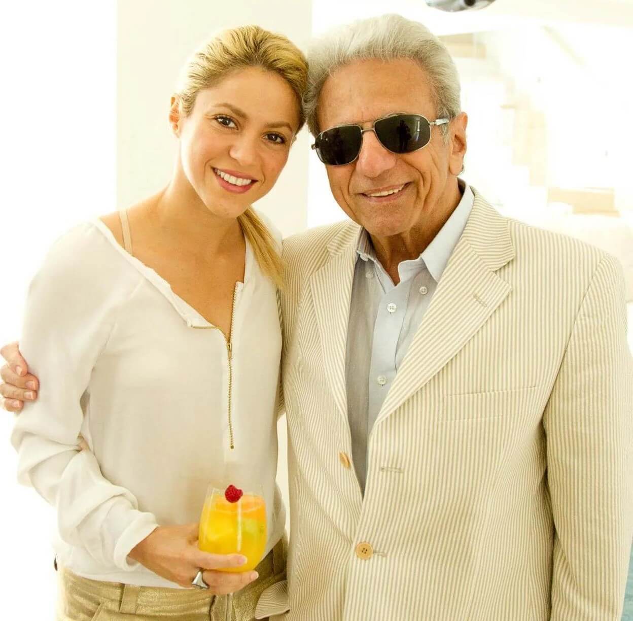 shakira-padre-kzvH-U190552089274AiB-1248x1248