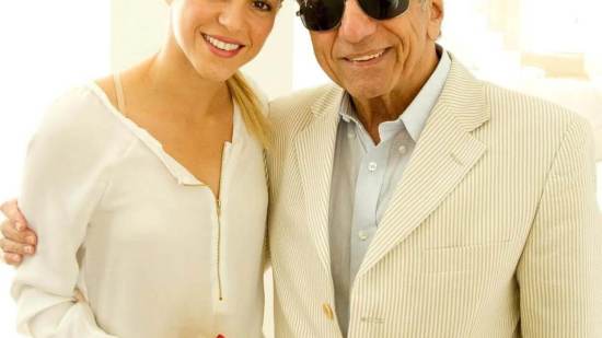 shakira-padre-kzvH-U190552089274AiB-1248x1248