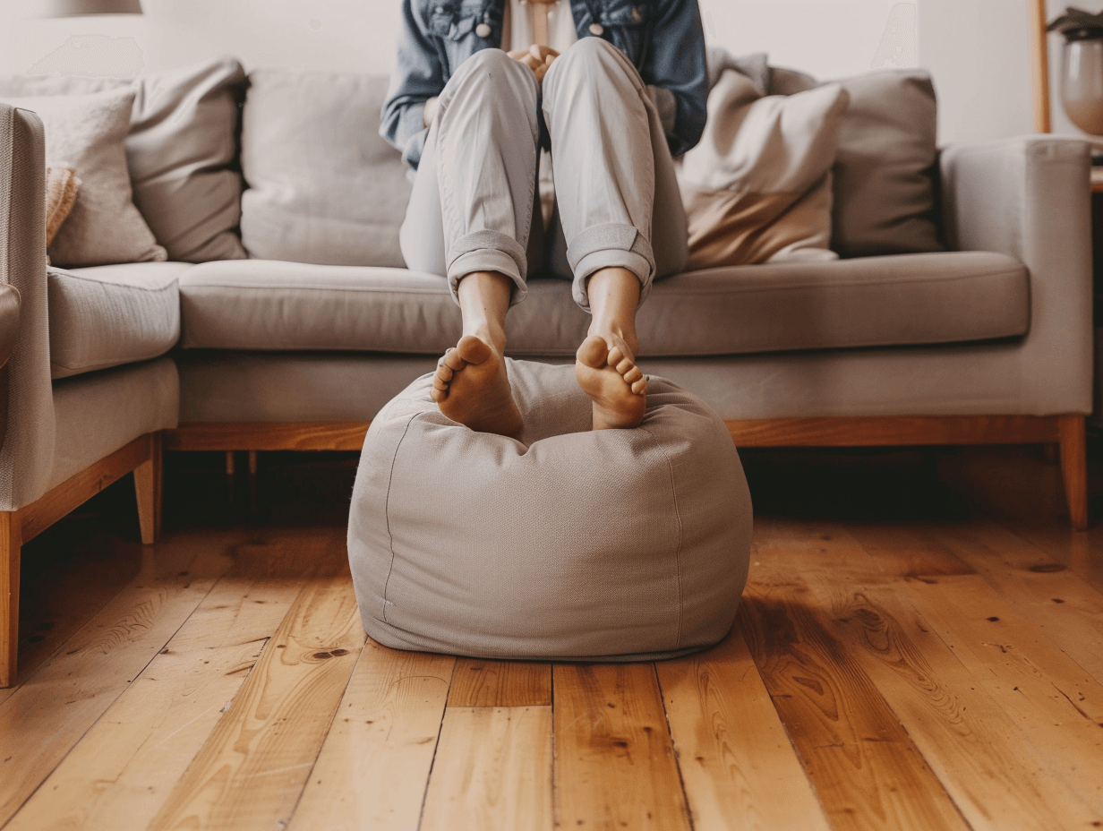 Una mujer con los pies en un puf