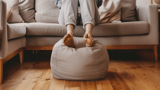 Una mujer con los pies en un puf