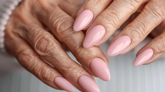 zinetmedia_Manicura_con_tono_rosa_pastel_con_manos_de_mujer_d_8e451c8c-bd33-4dc4-8f23-7cf0c6ac5707_1