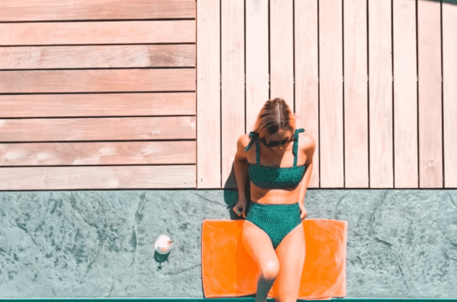 Los bikinis de tiro alto ayudan a alargar visualmente las piernas.