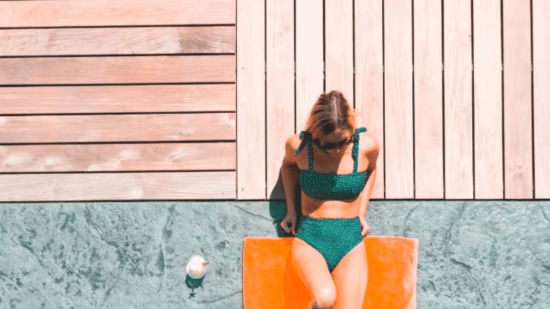 Los bikinis de tiro alto ayudan a alargar visualmente las piernas.