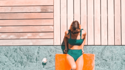 Los bikinis de tiro alto ayudan a alargar visualmente las piernas.