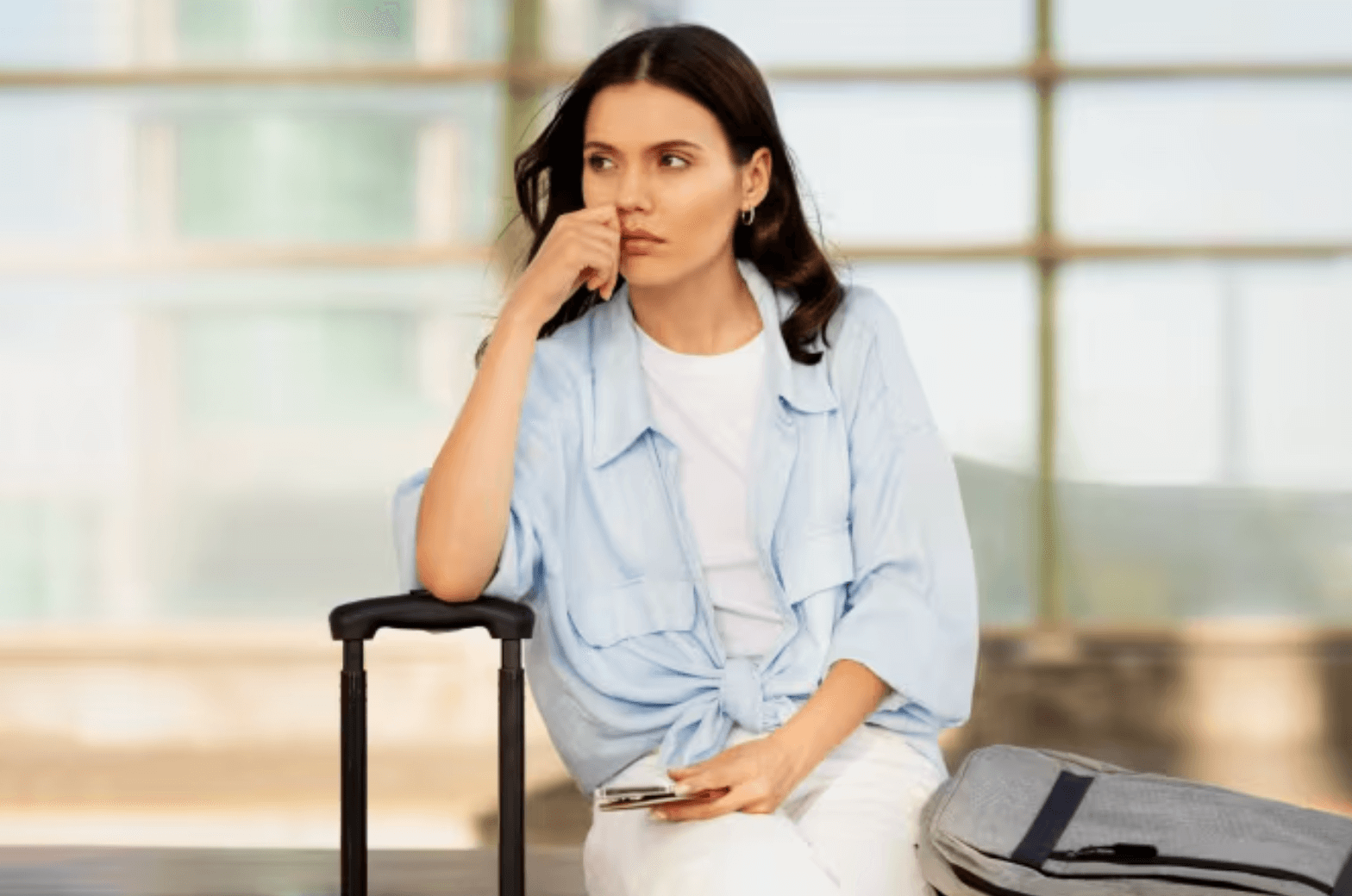 Mujer con maleta de viaje