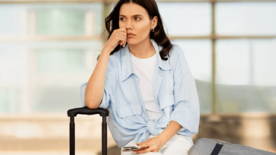 Mujer con maleta de viaje