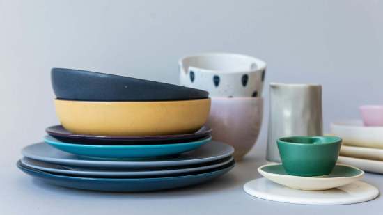 Cuatro tiendas más allá de Ikea, Tiger o Primark donde encontrar vajillas baratas y bonitas para vestir la mesa este verano