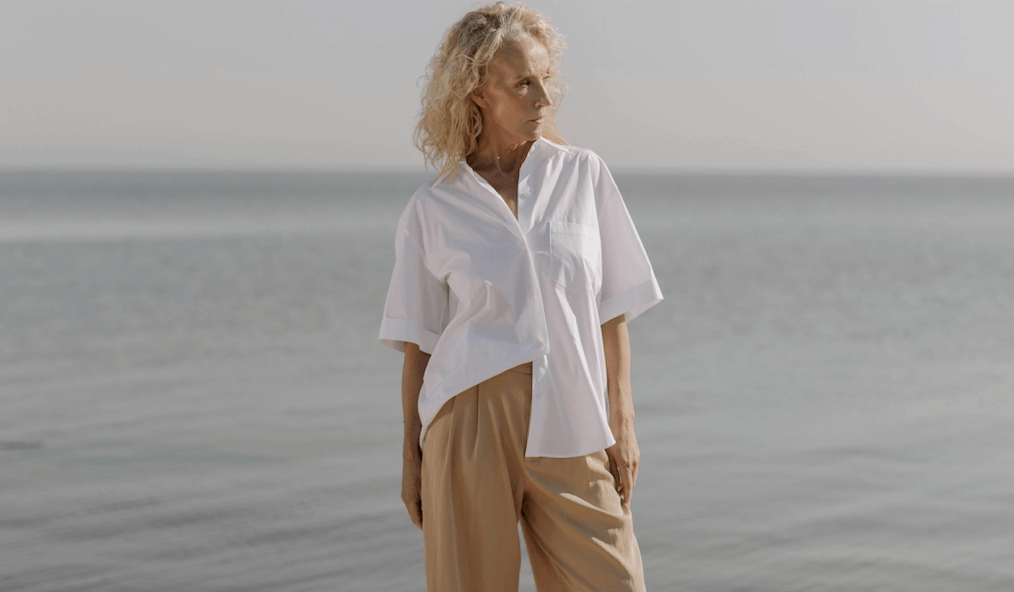 Cortefiel rebaja a 10 euros las blusas de manga corta holgadas y fresquitas que las mujeres +50 llevan en verano con falda o pantalón