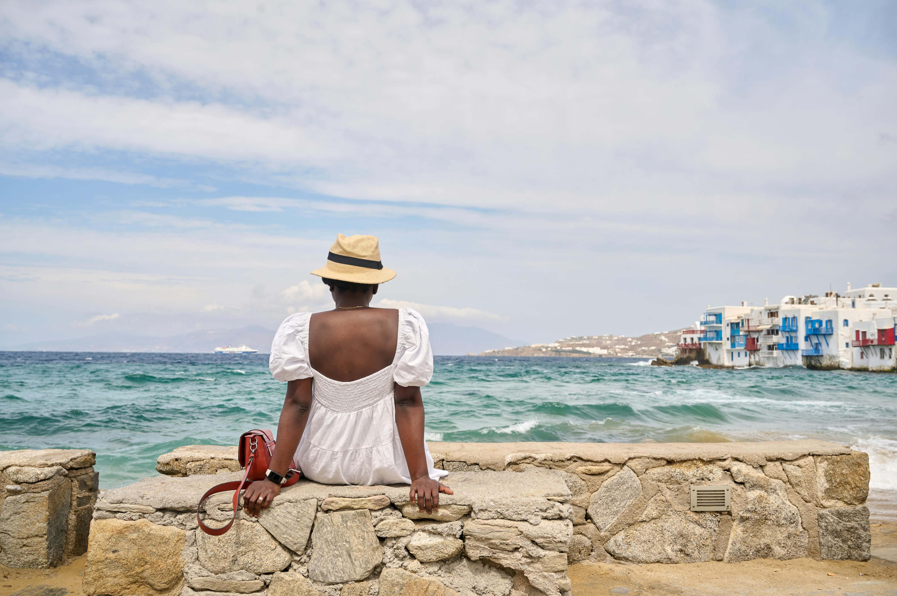 Mango Outlet rebaja aún más los vestidos sueltecitos que las mujeres +50 llevarán en su maleta para las vacaciones porque visten de la mañana a la noche