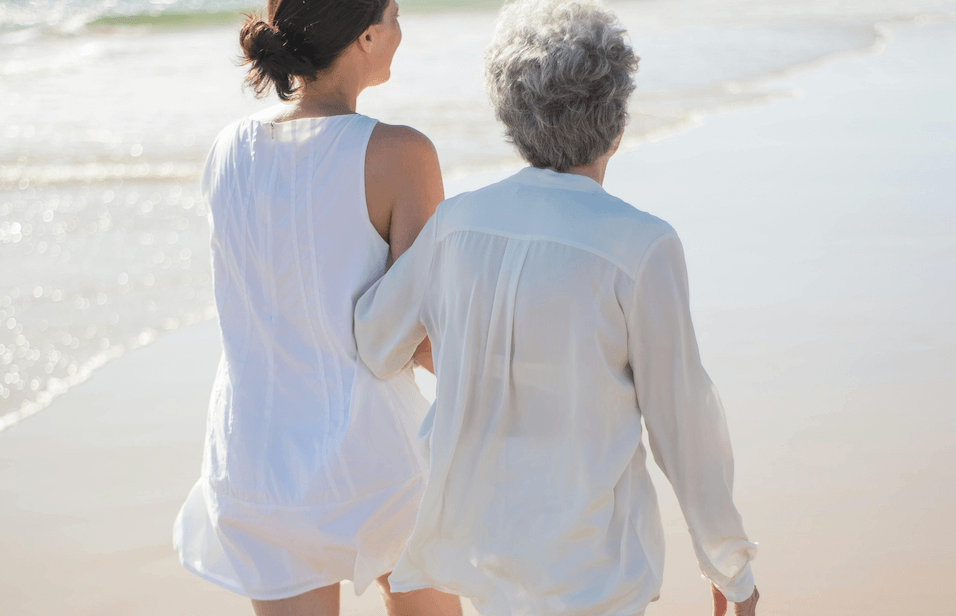 Primark tiene las camisas de manga larga ligeras, holgadas y tiradas de precio que adorarán las mujeres de 50 años que veranean en el norte