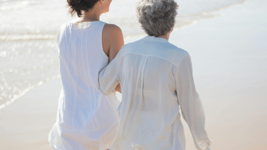 Primark tiene las camisas de manga larga ligeras, holgadas y tiradas de precio que adorarán las mujeres de 50 años que veranean en el norte