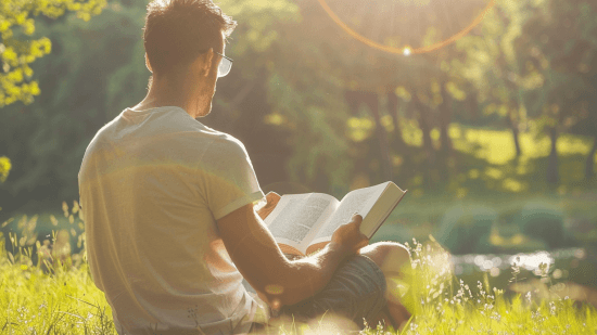 Un hombre disfruta de la lectura al aire libre
