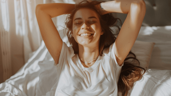 Un mujer se levanta de la cama de buen humor