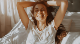 Un mujer se levanta de la cama de buen humor