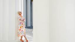 Sfera tiene el nuevo vestido sueltecito por menos de 18 euros que enamorará a las mujeres +50 que les gusta vestir elegantes sin esfuerzo en verano