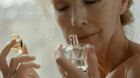 El Corte Inglés rebaja a la mitad los perfumes florales que adorarán las mujeres +50 para verano porque son fresquitos y femeninos