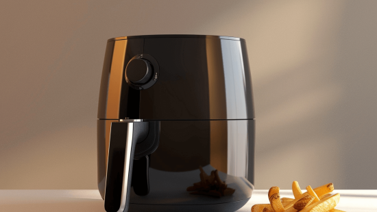 Freidora de aire con patatas recién hechas