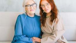 El nuevo vestido de invitada de Mango por menos de 40 euros que enamorará a las mujeres de 50 años porque estiliza y es elegante para una boda en agosto