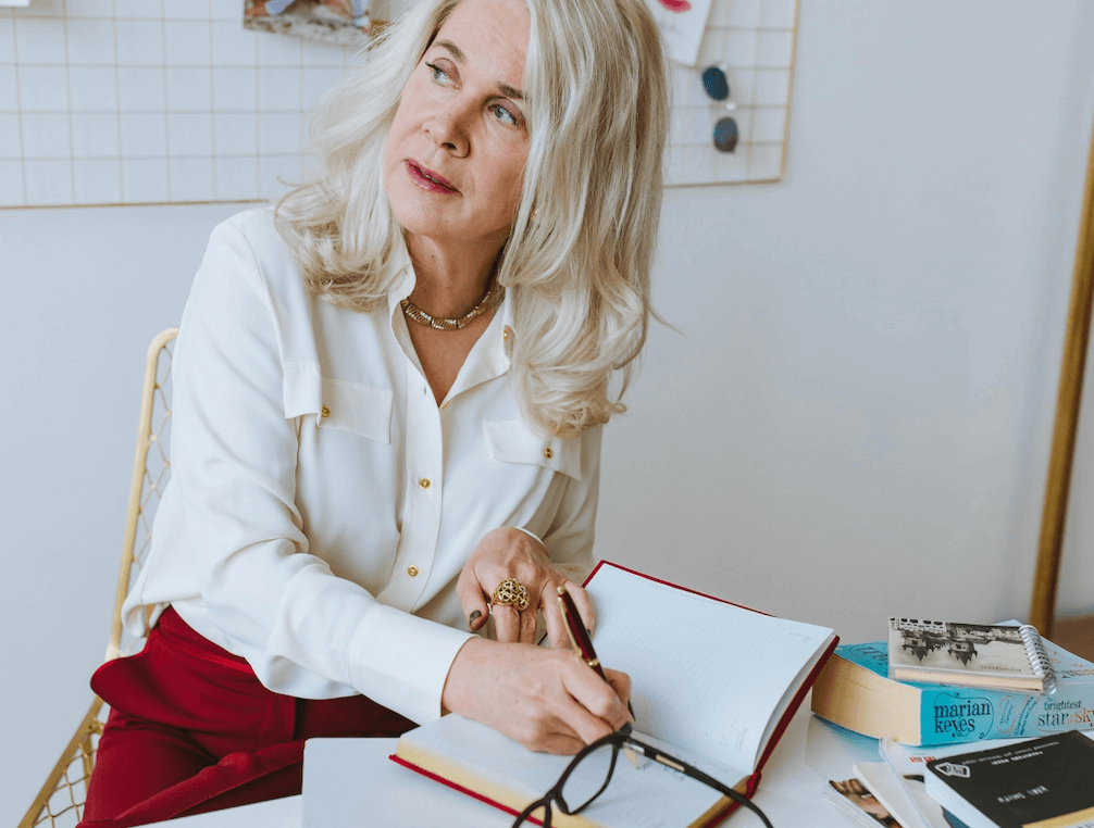 Las camisas de Pedro del Hierro por menos de 30 euros que las mujeres +50 agotarán en las rebajas de Cortefiel para la vuelta al trabajo en septiembre