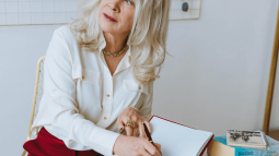 Las camisas de Pedro del Hierro por menos de 30 euros que las mujeres +50 agotarán en las rebajas de Cortefiel para la vuelta al trabajo en septiembre