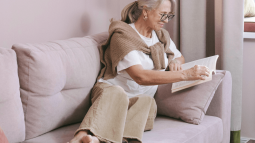 Seis pantalones holgados y fresquitos de las rebajas de Zara, C&A o Massimo Dutti que las mujeres de 50 y 60 años amarán para llevar en la maleta de verano