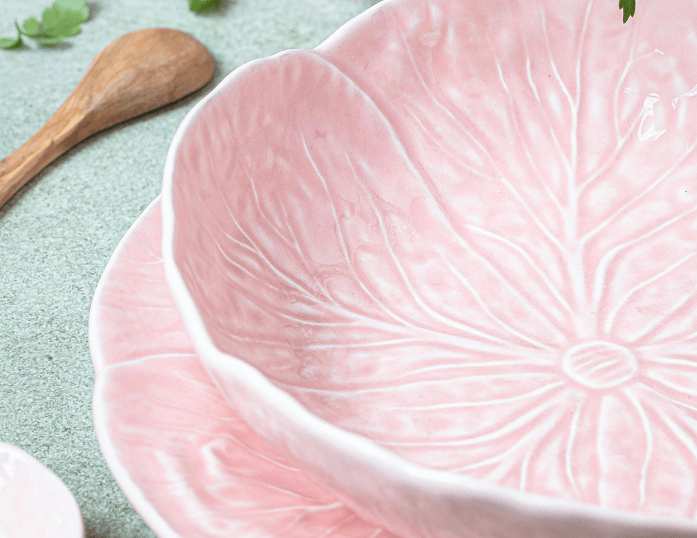 Primark lo vuelve a hacer: lanza una vajilla en forma de flores bonita y súper barata para vestir la mesa de la terraza este verano