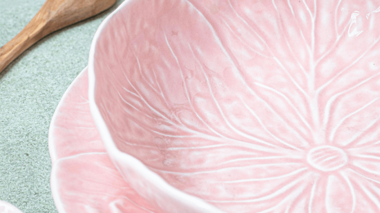 Primark lo vuelve a hacer: lanza una vajilla en forma de flores bonita y súper barata para vestir la mesa de la terraza este verano