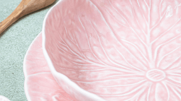 Primark lo vuelve a hacer: lanza una vajilla en forma de flores bonita y súper barata para vestir la mesa de la terraza este verano