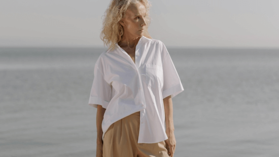 Los pantalones cortos de las rebajas de Carrefour por menos de 8 euros que prometen ser la prenda esencial de las mujeres +50 que veranean en agosto